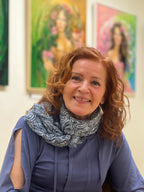 Fotka z Pražské galerie Lilie. Na portrétu je Romana Rosa, portrét malířky s obrazy v pozadí.